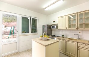 Refrigerador, parrilla de estufa, lavavajillas y cafetera y tetera 