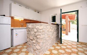 Kühlschrank, Mikrowelle, Herdplatte, Geschirrspüler