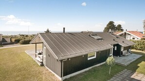 A modern house with a flat roof, a covered patio, and a view of the sea. - 3 bedroom amazing home in Slagelse (Slagelse)