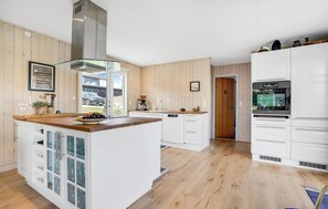 Réfrigérateur, micro-ondes, plaque de cuisson, lave-vaisselle