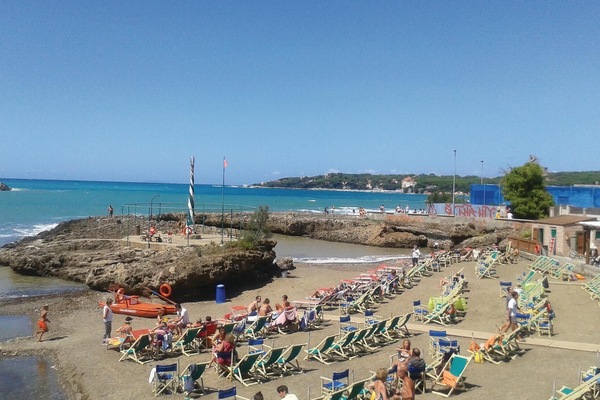 Una spiaggia nelle vicinanze