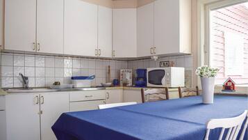 Refrigerador, parrilla de estufa y cafetera y tetera