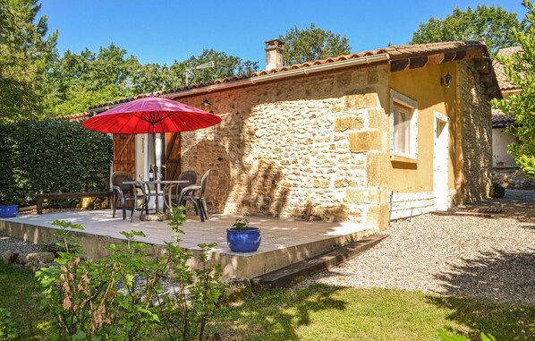 Outdoor dining - 2 bedroom beautiful home in Lolme (Lolme)