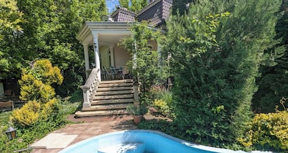 Holiday home with pool and WIFI