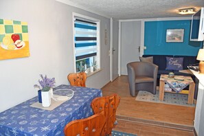 Unclassified image, 2 of 24, button