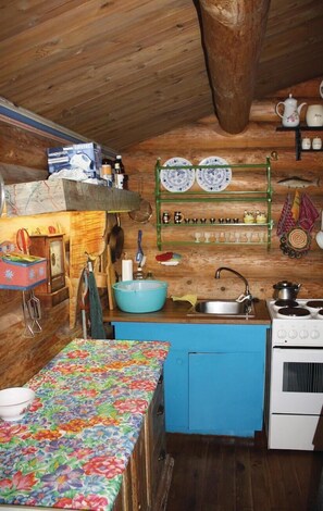 Frigorífico, microondas, placa de cocina y cafetera o tetera