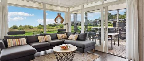 Télévision, cheminée, lecteur de DVD