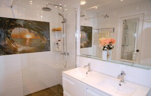 Combined shower/tub