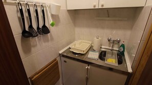 冷蔵庫、コンロ、調理器具と食器