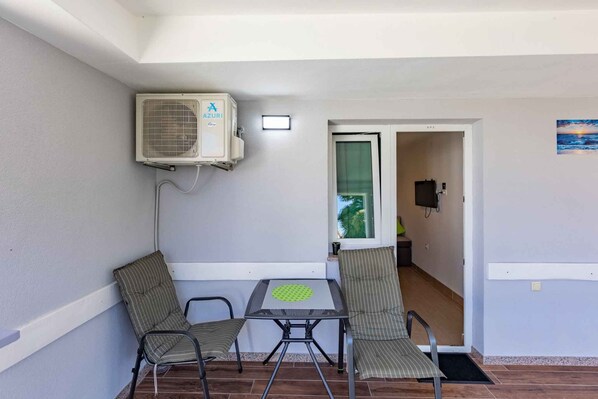 Dining - Studio with balcony and air conditioning (Malinska)