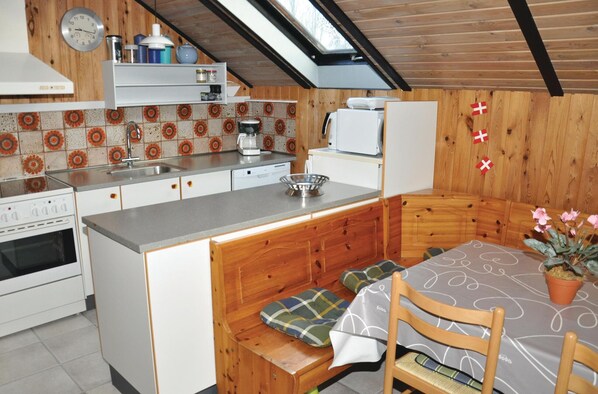 Køleskab, kogeplade, opvaskemaskine, kaffe-/temaskine