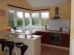 Réfrigérateur, four à micro-ondes, un four, lave-vaisselle