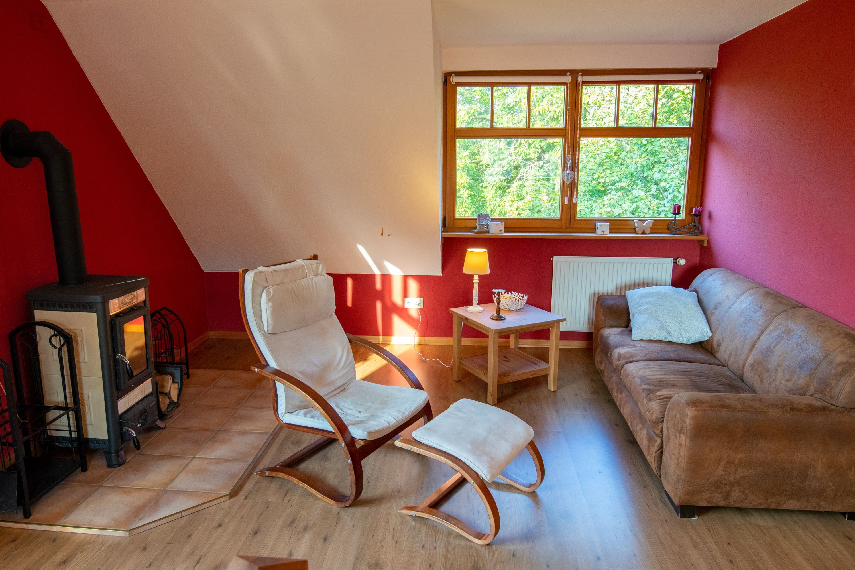 Flatskjerm-TV og peis