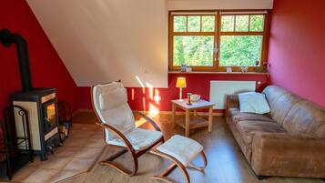 Flatskjerm-TV og peis