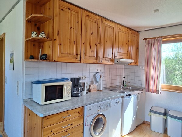 Kühlschrank, Mikrowelle, Geschirrspüler