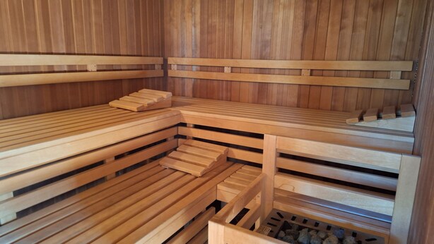 En sauna med træbænke og et skråt loft.