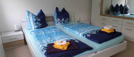 2 Schlafzimmer, Schreibtisch, Reisekinderbett, WLAN