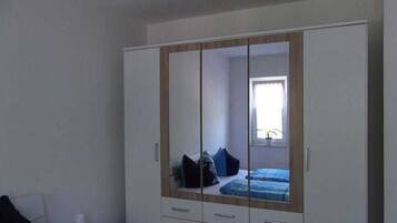 2 Schlafzimmer, Schreibtisch, Reisekinderbett, WLAN