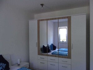 2 Schlafzimmer, Schreibtisch, Reisekinderbett, WLAN