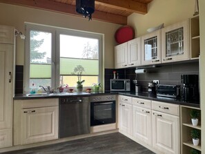 Frigorífico, microondas, horno y lavavajillas