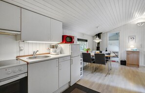 Fridge, microwave, stovetop, coffee/tea maker - Amazing home in Herning with WiFi (Herning)