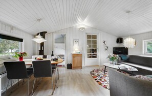 Moderni sisustus, jossa on ruokailutila, keittiö ja oleskelutila.