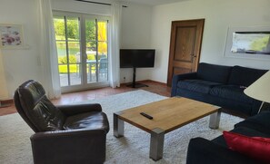 Een televisie en een open haard