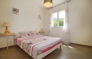 2 bedrooms, travel crib, free WiFi, bed sheets