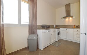 Réfrigérateur, micro-ondes, plaque de cuisson, lave-vaisselle