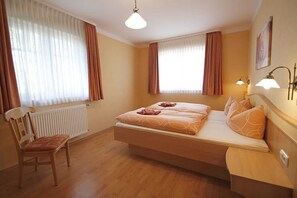 2 Schlafzimmer, Reisekinderbett, WLAN, BettwÀsche
