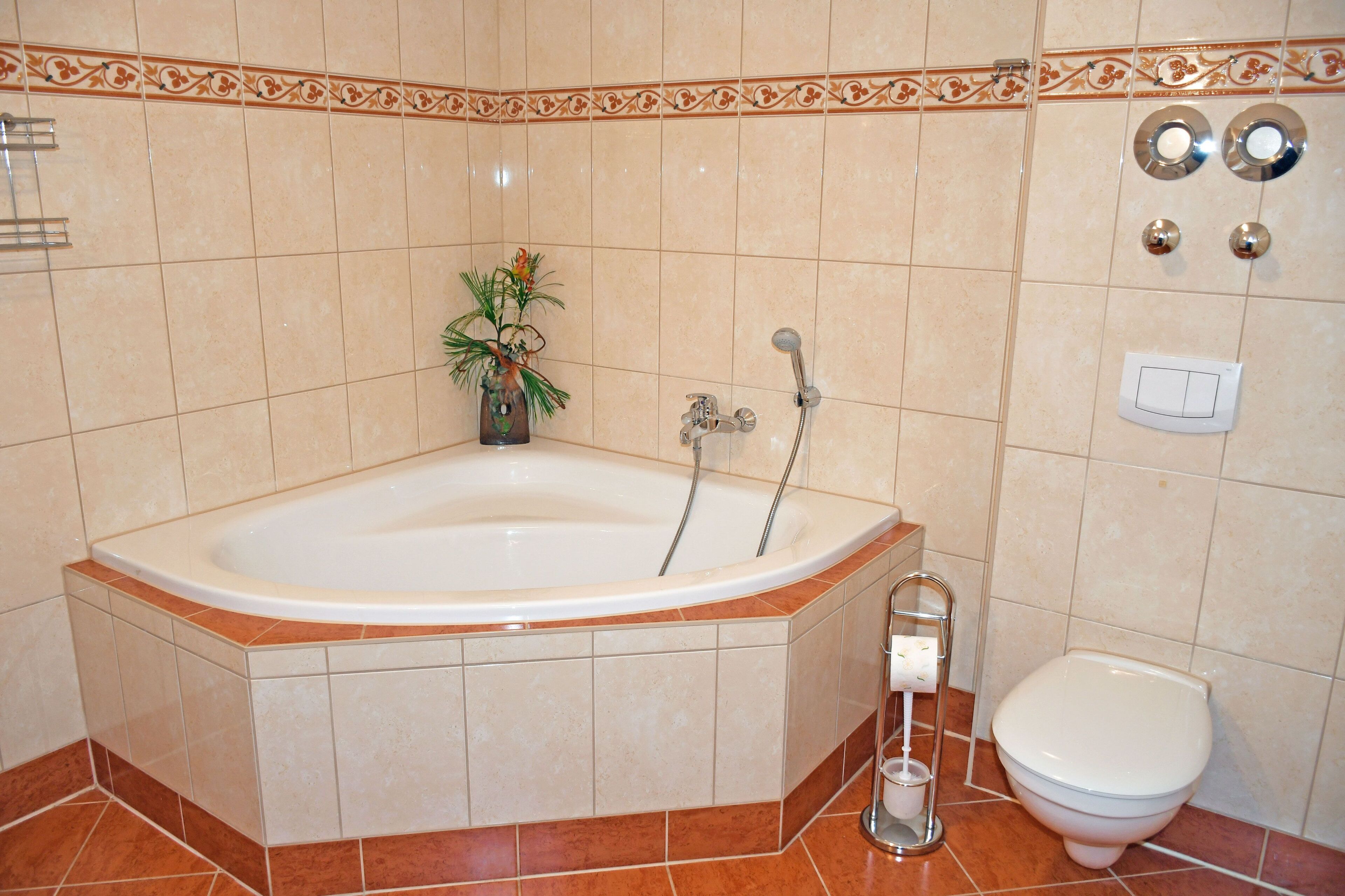 Ein Badezimmer mit Badewanne, Toilette und Handtuchhalter.