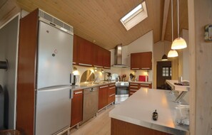 Fridge, stovetop, dishwasher, coffee/tea maker - 3 bedroom awesome home in Ebeltoft (Ebeltoft)