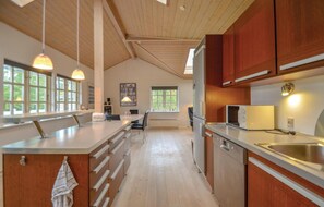 Fridge, microwave, stovetop, dishwasher - Gorgeous home in Ebeltoft with WiFi (Ebeltoft)
