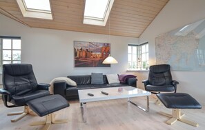 TV, fireplace - Gorgeous home in Ebeltoft with WiFi (Ebeltoft)