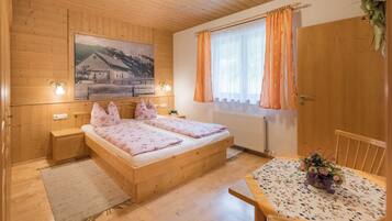 2 bedrooms, in-room safe, desk, iron/ironing board