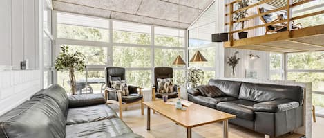 Smart TV, fireplace, ping pong