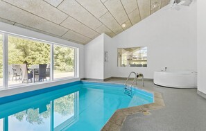 من حمّامات السباحة المغطاة