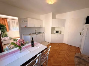 Coffee/tea maker, fridge, microwave, stovetop
