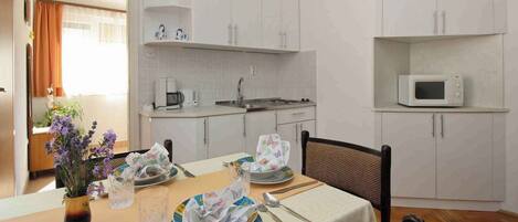 Fridge, microwave, stovetop, coffee/tea maker