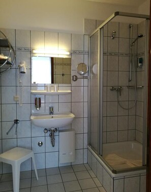 Habitación familiar | Baño | Regadera, secadora de cabello, toallas