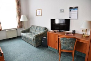 Habitación familiar | Área de sala de estar | Televisión de pantalla plana de 75 cm con canales por cable