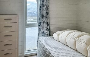 3 bedrooms, travel crib, free WiFi - Stunning home in Stranda with sauna (Stranda)