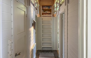 A narrow hallway with a built-in bookshelf and a small rug on the floor. - Cozy home in Stranda with sauna (Stranda)