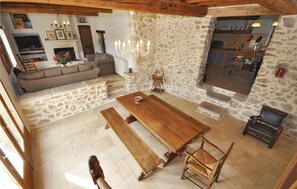 Fernseher, Kamin, DVD-Player, Tischfußball