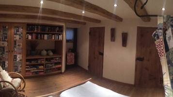 2 bedrooms, desk, WiFi, bed sheets