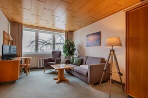 Flat-screen TV - Sea view room - side view of the Baltic Sea - Hotel Wald & See (Heringsdorf)