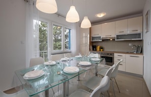 Fridge, microwave, stovetop, dishwasher