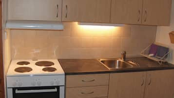 Geladeira, cooktop, cafeteira/chaleira