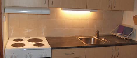 Fridge, stovetop, coffee/tea maker
