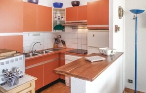 Réfrigérateur, plaque de cuisson, lave-vaisselle, cafetière/bouilloire